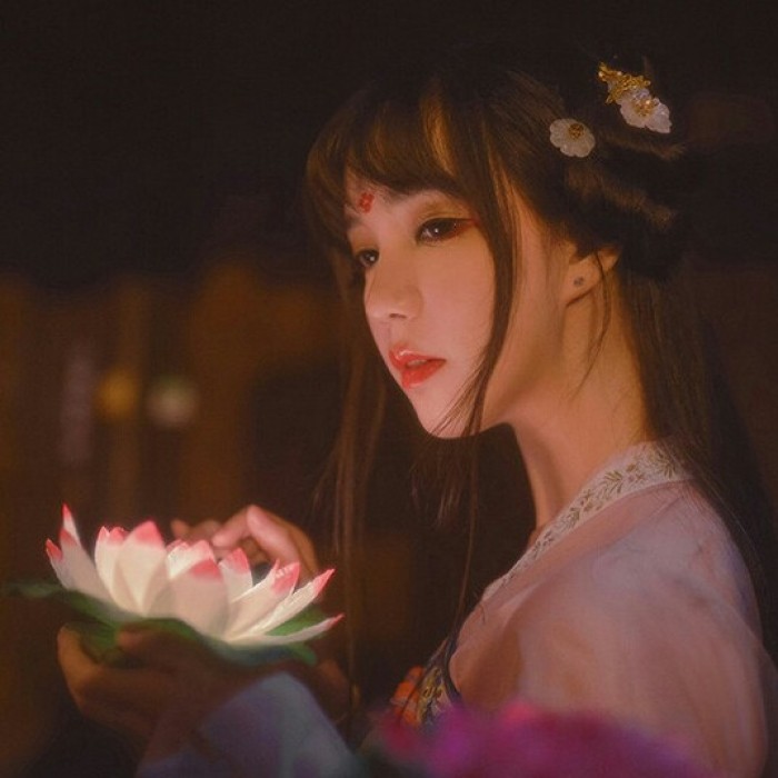 柔美女子攜燈古風頭像，婉約家佳樂文學微信qq頭像