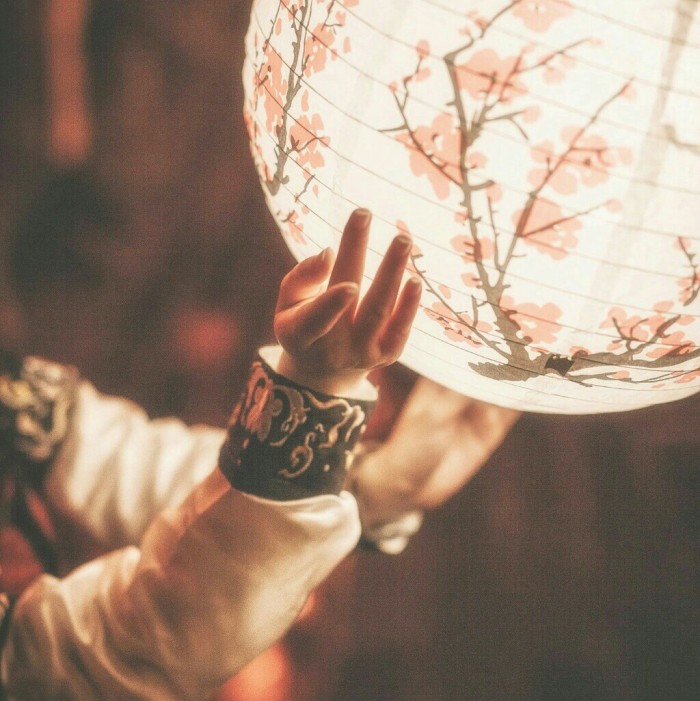 玉手撫枝古風(fēng)頭像，唯美女子纖手頭像