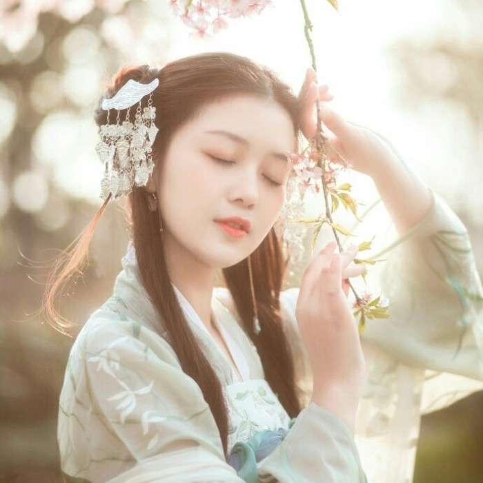 嬌俏女子古風(fēng)唯美頭像，淡掃峨眉真人女生頭像