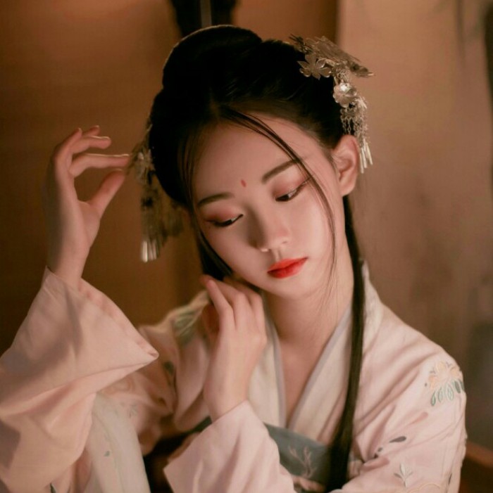 柳眉杏眼女生頭像，古風女子qq頭像