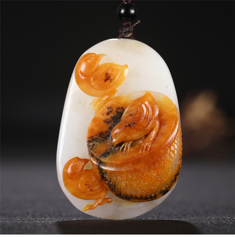 俏雕十二生肖雞掛件，和田玉黃皮籽料