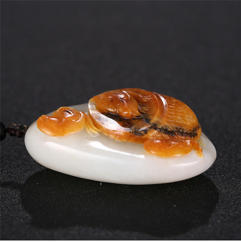 俏雕十二生肖雞掛件，和田玉黃皮籽料