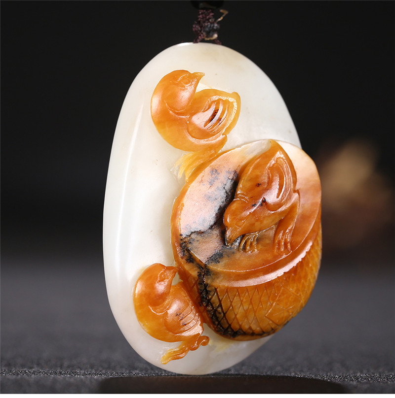 俏雕十二生肖雞掛件，和田玉黃皮籽料