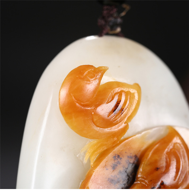 俏雕十二生肖雞掛件，和田玉黃皮籽料