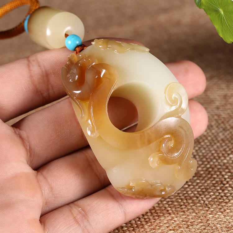 游龍?zhí)煜潞吞镉穹鹿艗旒子裆堩?xiàng)鏈掛墜