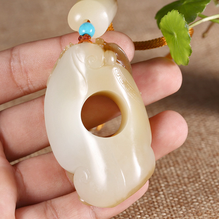 游龍?zhí)煜潞吞镉穹鹿艗旒?，白玉生肖龍?xiàng)鏈掛墜