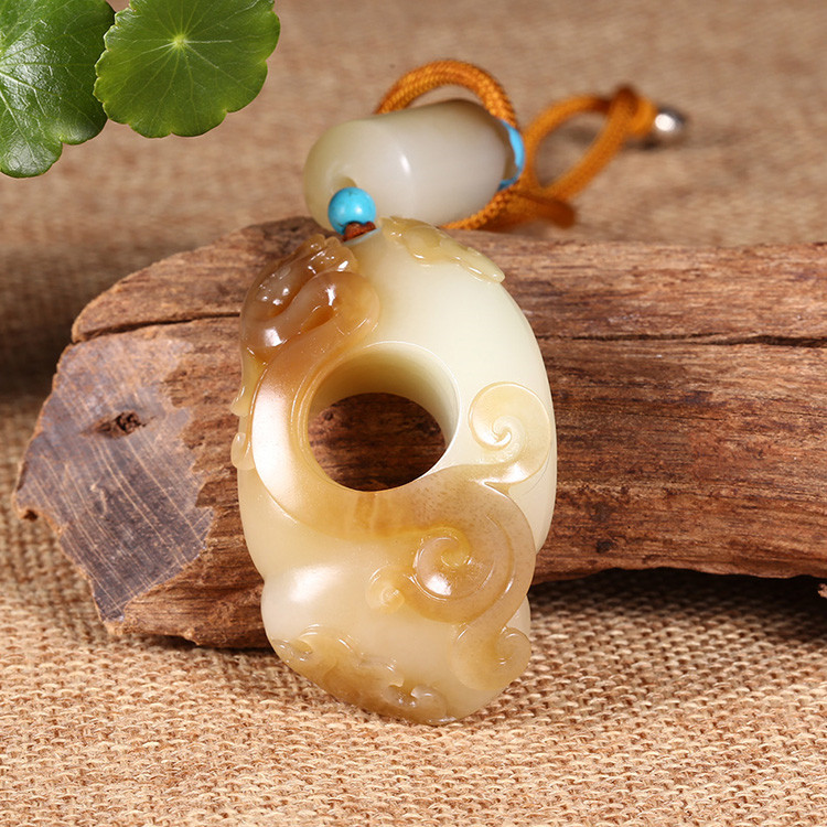 游龍?zhí)煜潞吞镉穹鹿艗旒子裆堩?xiàng)鏈掛墜