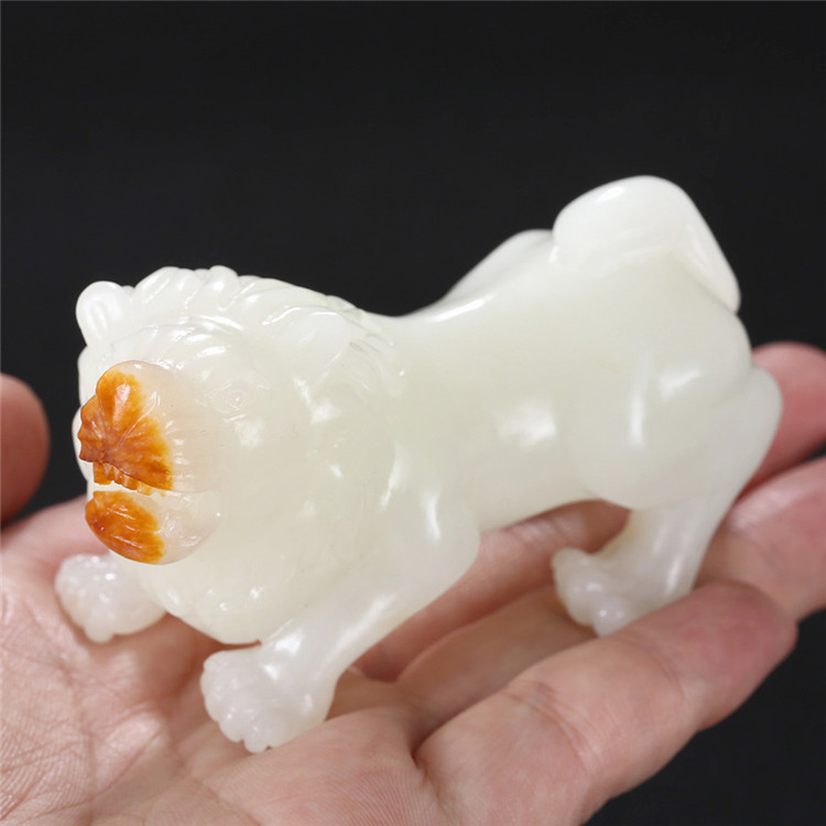 天然籽料真皮獅子手玩件，百獸之王白玉擺件
