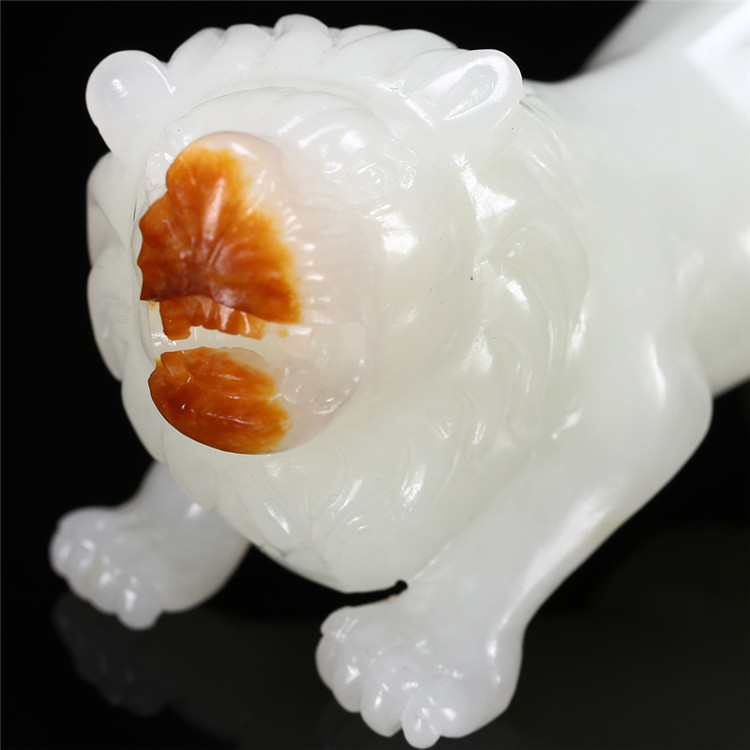 天然籽料真皮獅子手玩件，百獸之王白玉擺件