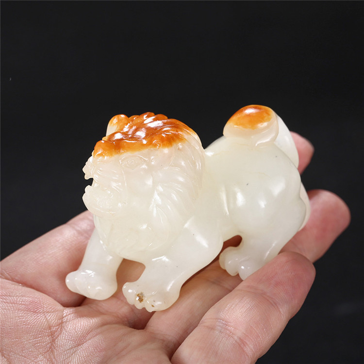 天然籽料真皮獅子手玩件，百獸之王白玉擺件