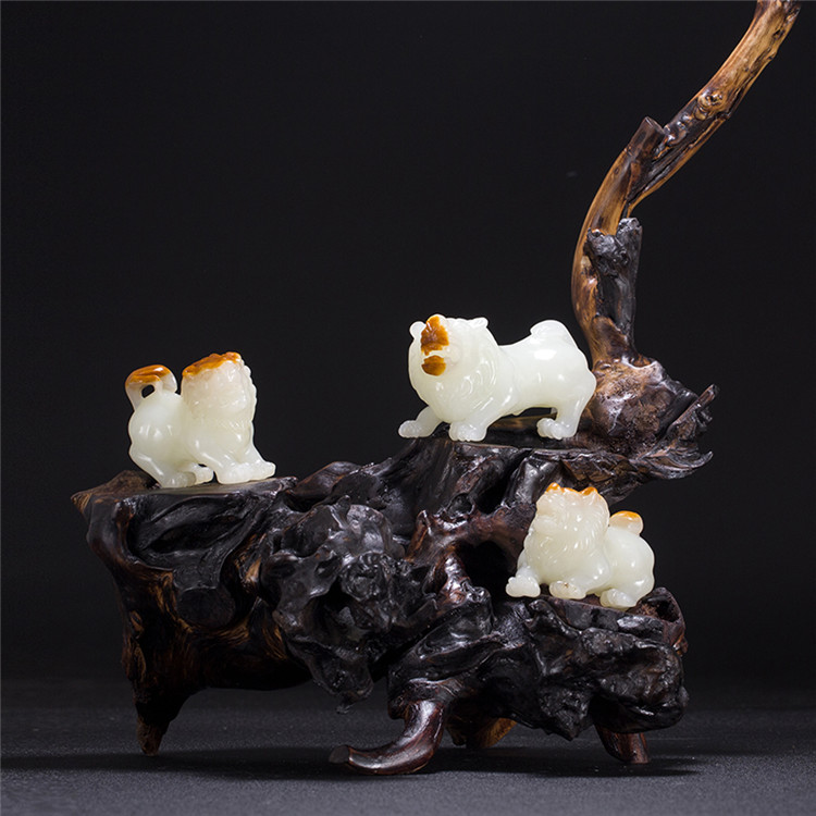 天然籽料真皮獅子手玩件，百獸之王白玉擺件