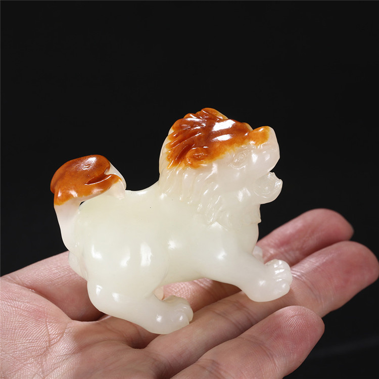 天然籽料真皮獅子手玩件，百獸之王白玉擺件