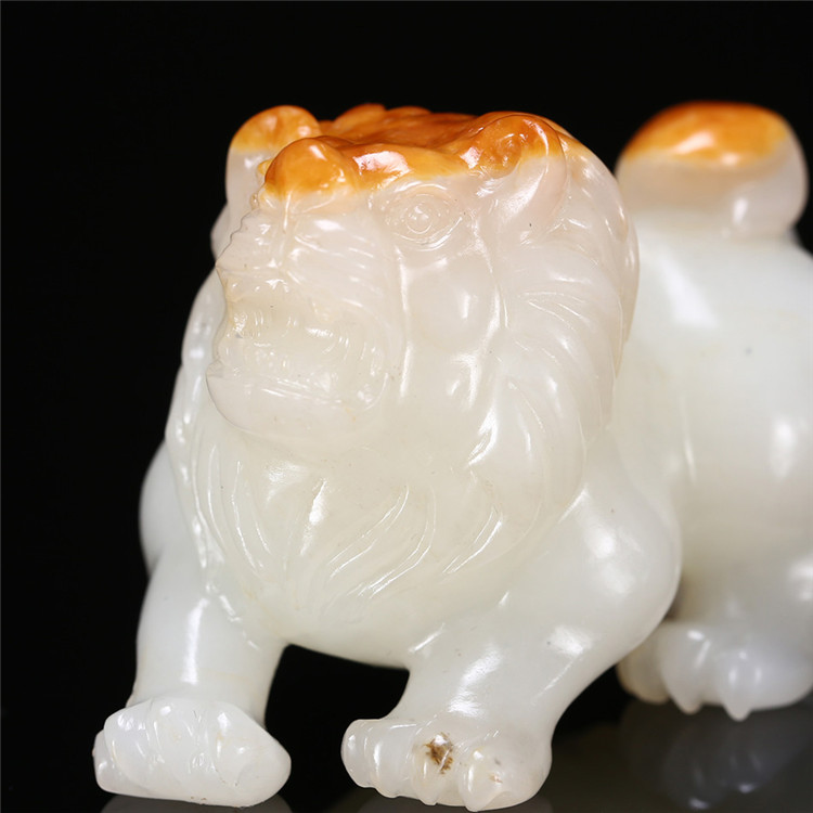 天然籽料真皮獅子手玩件，百獸之王白玉擺件