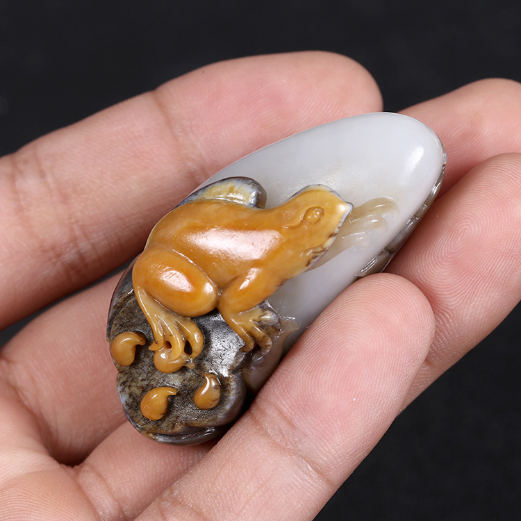 呱呱來財天然玉石掛件，新疆和田玉青蛙手把件