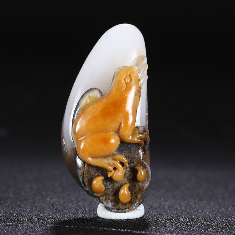 呱呱來財天然玉石掛件，新疆和田玉青蛙手把件