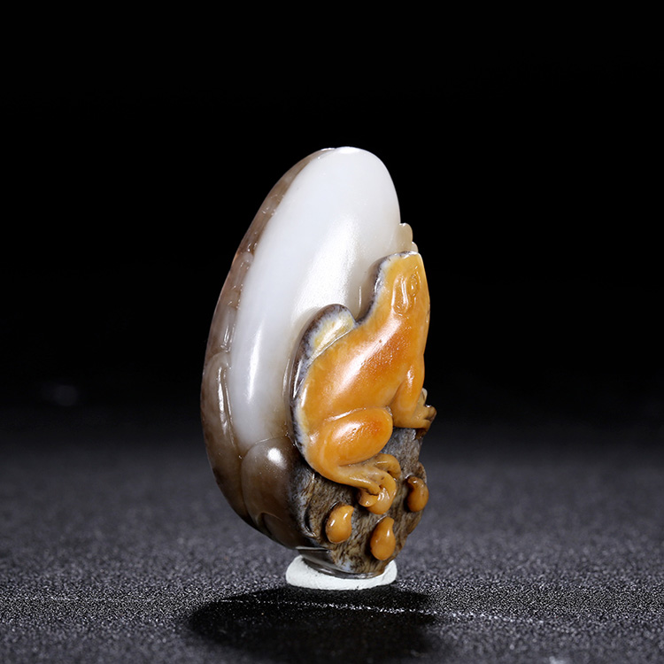 呱呱來財天然玉石掛件，新疆和田玉青蛙手把件