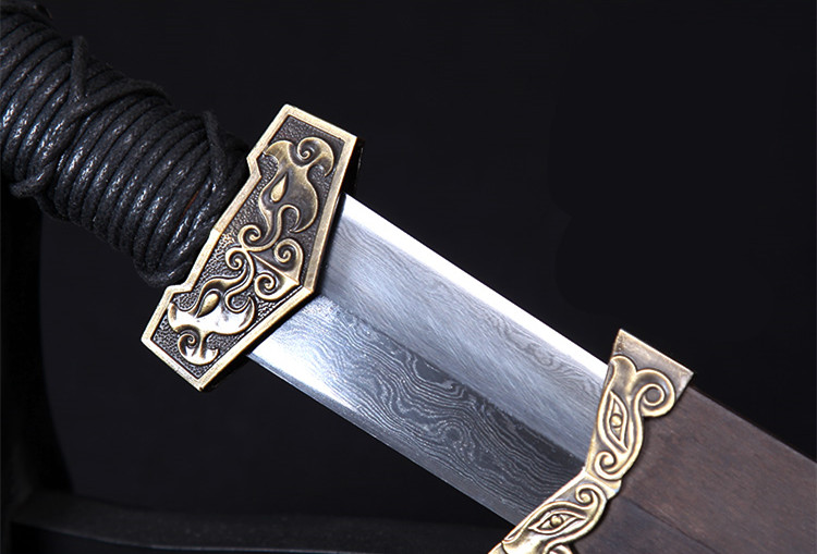 劍氣凌然龍泉小漢劍短劍，四面花紋鋼冷兵器