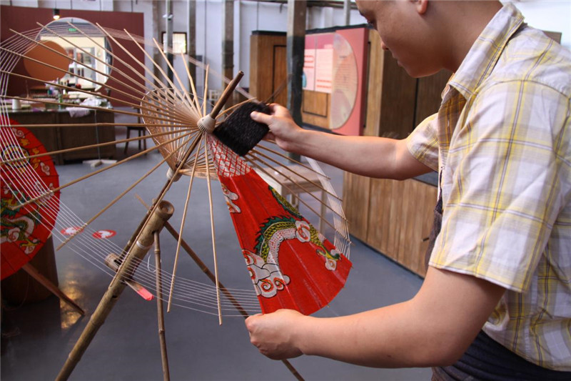 杭州西湖竹骨綢傘制作與圖片欣賞