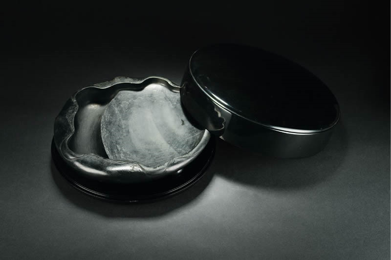 文房四寶硯臺(tái)之名硯?kù)ǔ? src="/wenxue/d/file/bigpic/190404/04/14-1FR4154154.jpg" / data-tOXi="8UfvKD"><img alt=