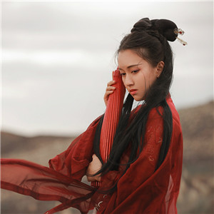 紅衣冷艷古風女子真人頭像，女生古風qq頭像