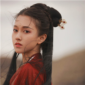 紅衣冷艷古風女子真人頭像，女生古風qq頭像
