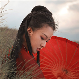 紅衣冷艷古風女子真人頭像，女生古風qq頭像