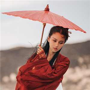 紅衣冷艷古風女子真人頭像，女生古風qq頭像