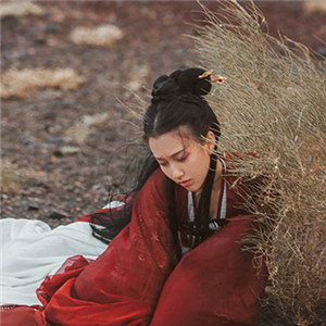 紅衣冷艷古風女子真人頭像，女生古風qq頭像