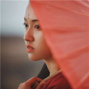 紅衣冷艷古風女子真人頭像，女生古風qq頭像