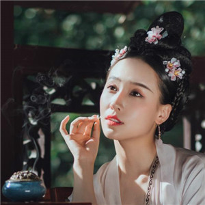 深深庭院美人古風(fēng)頭像，漢服真人頭像qq頭像