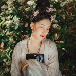 深深庭院美人古風(fēng)頭像，漢服真人頭像qq頭像