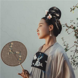 深深庭院美人古風(fēng)頭像，漢服真人頭像qq頭像