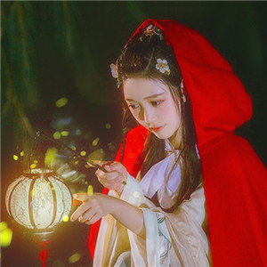 夜深庭間女子古風(fēng)頭像大全，紅斗篷美人qq頭像