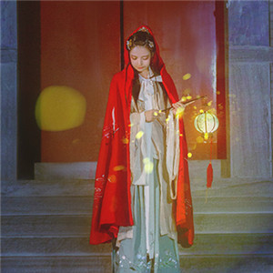 夜深庭間女子古風(fēng)頭像大全，紅斗篷美人qq頭像