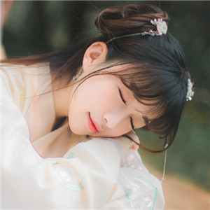 庭院花間漢服少女頭像，古風真人唯美qq頭像