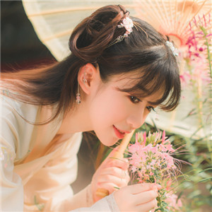 庭院花間漢服少女頭像，古風真人唯美qq頭像