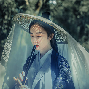 瀟灑肆意古風(fēng)飲酒女子頭像，好看的真人頭像