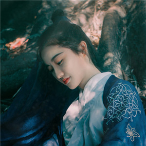 瀟灑肆意古風(fēng)飲酒女子頭像，好看的真人頭像