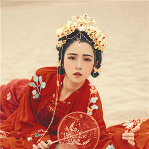 大漠黃沙嫁衣紅裳女子頭像，古風(fēng)艷麗真人頭像