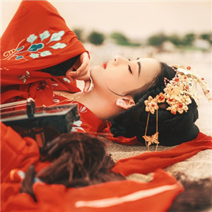 大漠黃沙嫁衣紅裳女子頭像，古風(fēng)艷麗真人頭像