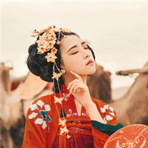 大漠黃沙嫁衣紅裳女子頭像，古風(fēng)艷麗真人頭像