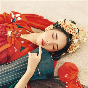 大漠黃沙嫁衣紅裳女子頭像，古風(fēng)艷麗真人頭像