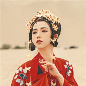 大漠黃沙嫁衣紅裳女子頭像，古風(fēng)艷麗真人頭像