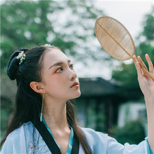 清荷滿(mǎn)塘綠衣小姑娘古風(fēng)頭像，愜意唯美女生頭