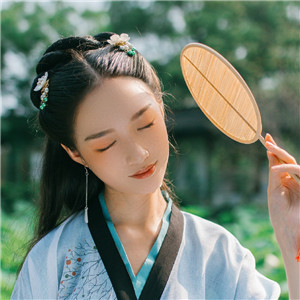 清荷滿(mǎn)塘綠衣小姑娘古風(fēng)頭像，愜意唯美女生頭