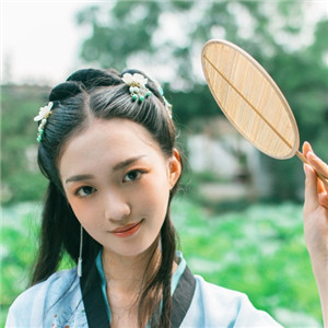 清荷滿(mǎn)塘綠衣小姑娘古風(fēng)頭像，愜意唯美女生頭