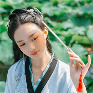 清荷滿(mǎn)塘綠衣小姑娘古風(fēng)頭像，愜意唯美女生頭