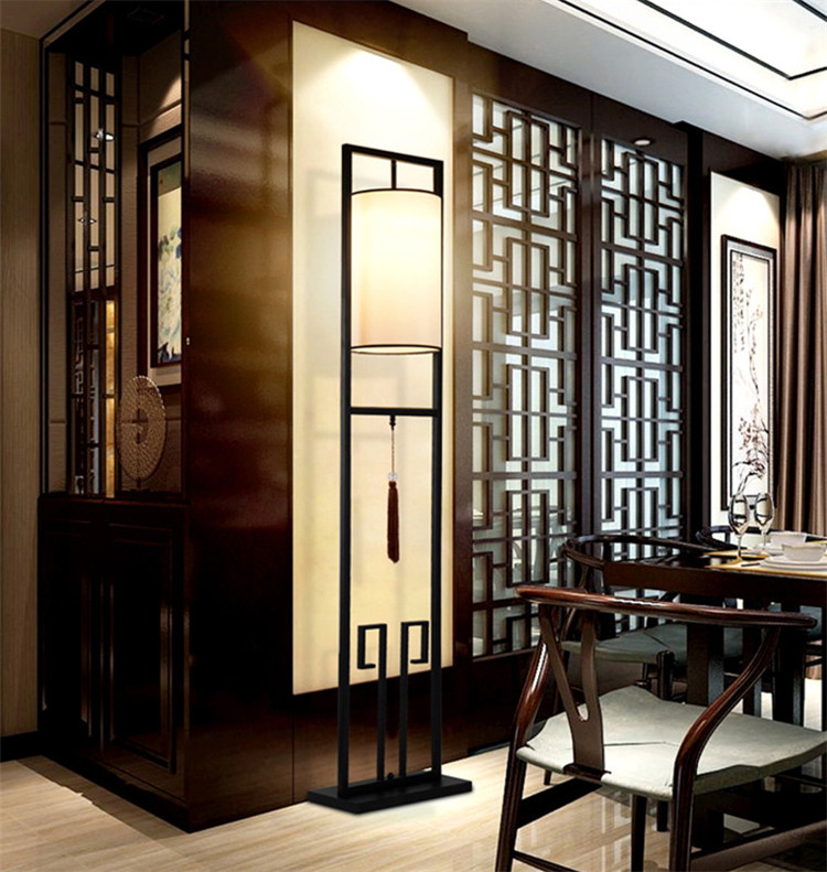 現(xiàn)代仿古鐵藝落地?zé)簦诺湫轮惺搅⑹綗艟? src="/wenxue/d/file/bigpic/190404/04/14-1FRF95942-51.jpg" / data-zyfR="SG6xNV"><img alt=