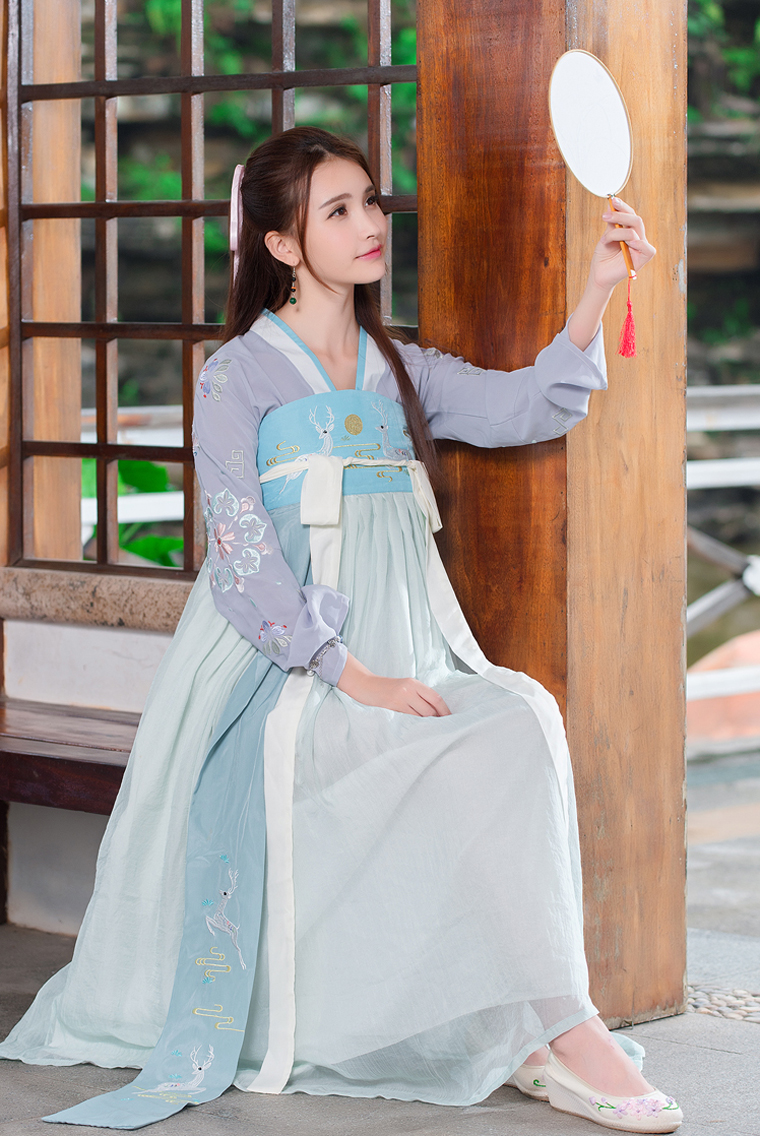 傳統(tǒng)文藝復古漢服齊胸襦裙