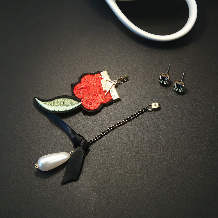 家佳樂文學(xué)時(shí)尚刺繡耳環(huán)不對(duì)稱耳釘長(zhǎng)款珍珠吊墜